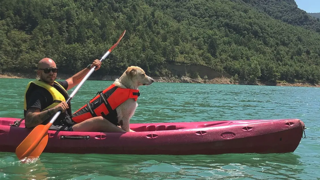 Llorenç Ventura en kayak con su perro